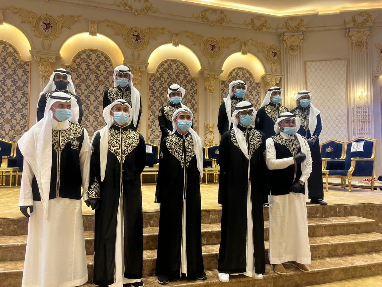 قهوجيين وصبابيين للمناسبات يقدمون قهوة عربية أصيلة بزي تقليدي